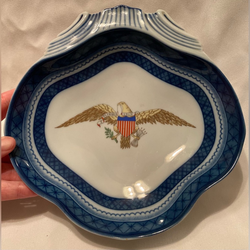 Mottahedeh E Pluribus Unum Diplomatic Eagle Scalloped Dish - Picture 4 of 6